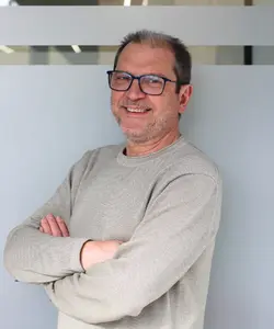 Antonio Fernández, técnico responsable de la gestión administrativa de vehículos en Sevilla
